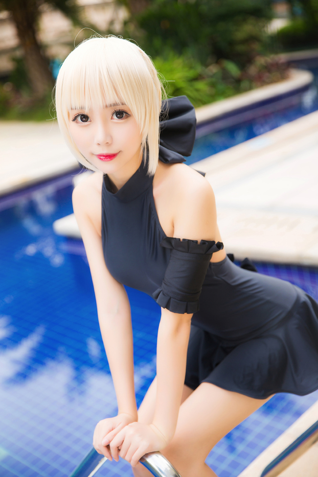 1_sexy_saber_blue_bathingsuit_pool_cosplay_4