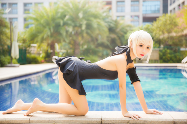 2_sexy_saber_blue_bathingsuit_pool_cosplay_2