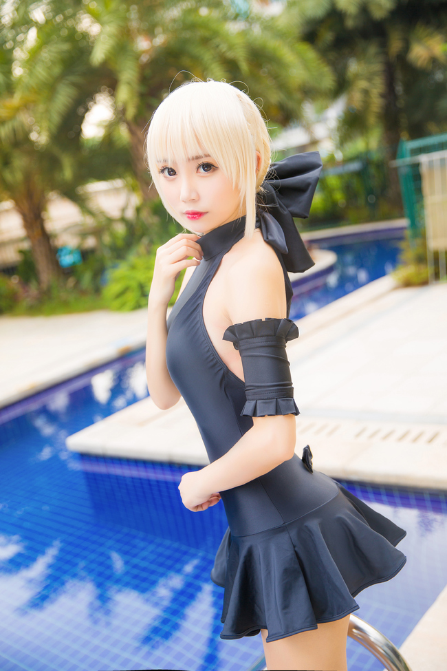 3_sexy_saber_blue_bathingsuit_pool_cosplay_1