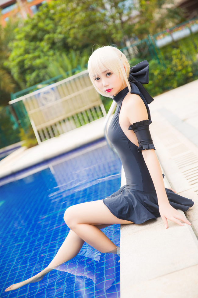 5_sexy_saber_blue_bathingsuit_pool_cosplay_5