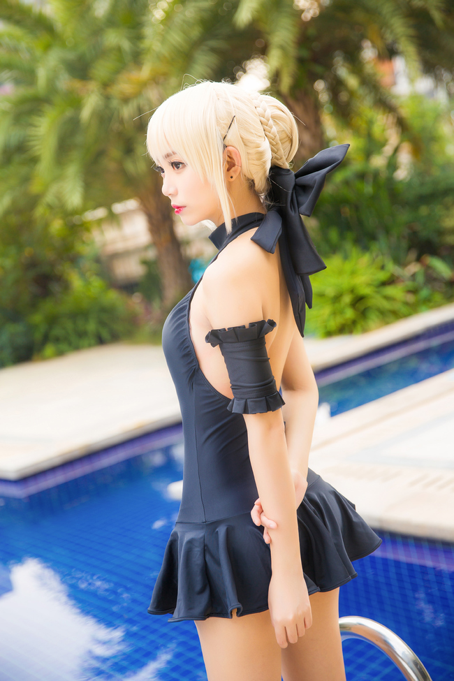 6_sexy_saber_blue_bathingsuit_pool_cosplay_6