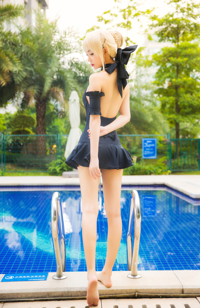8_sexy_saber_blue_bathingsuit_pool_cosplay_8